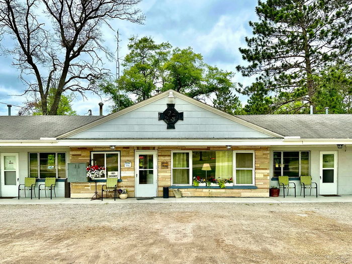 9 Oaks Inn (Pine Aire Motel, Pine-Aire Motel) - From Real Estate Listing (newer photo)